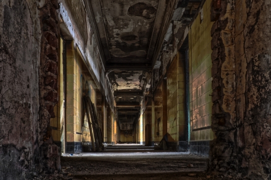 阳光城市街道废弃建筑走廊