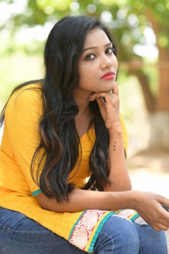 短袖波浪卷长发美女户外旅拍