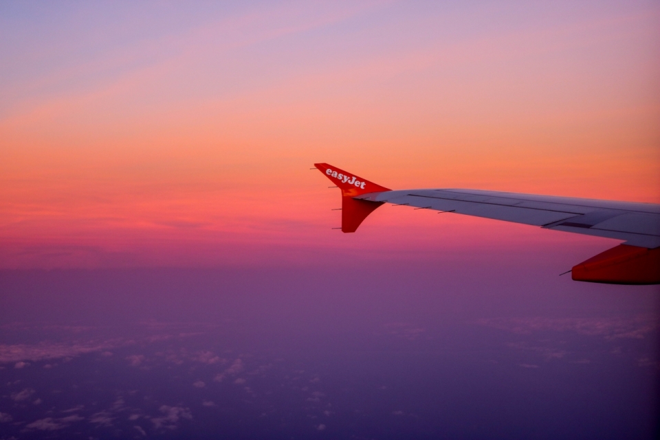 万米高空飞机机翼旁俯瞰美景