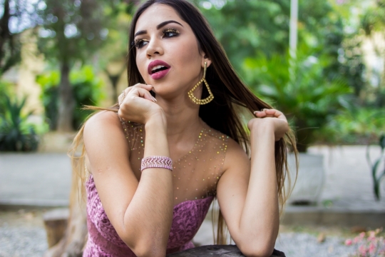 长发美女户外性感露肩性感写真