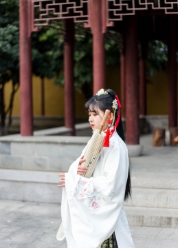 汉服美女抱伞静伫摄影图