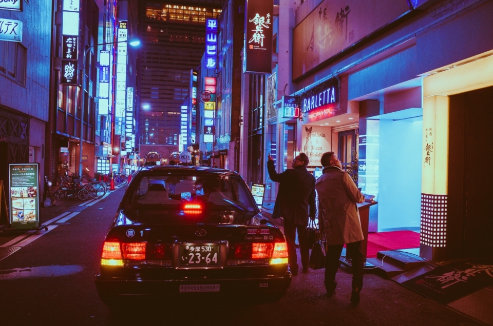 夜色中一辆车停在城市街道上