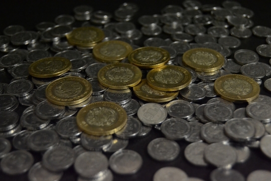 黑色桌面上的银色和金色硬币静物摄影