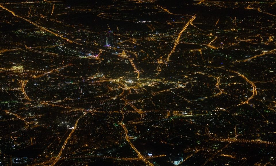 盘桓交错的城市俯瞰灯光夜景