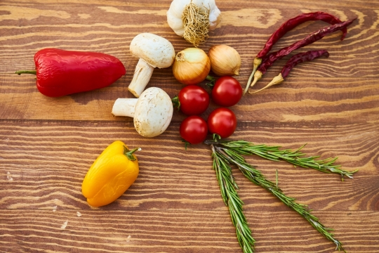 木质桌面上彩椒蘑菇番茄迷迭香辣椒食材摄影