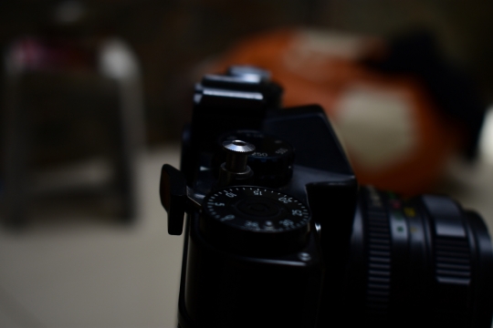 虚化背景室内桌面黑色相机