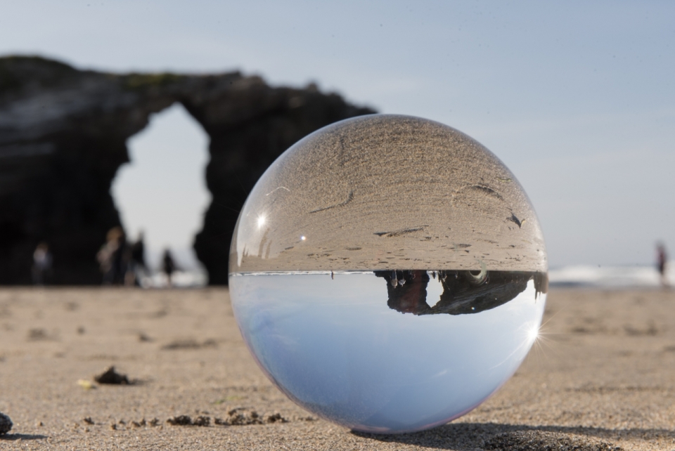 海边沙滩悬崖溶洞玻璃珠凸透镜景象
