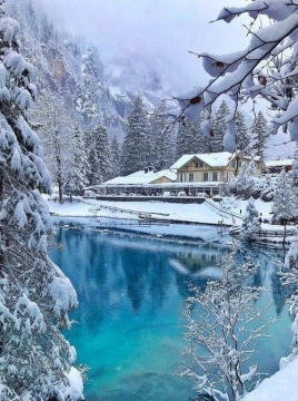 瑞士蓝湖的雪景图片