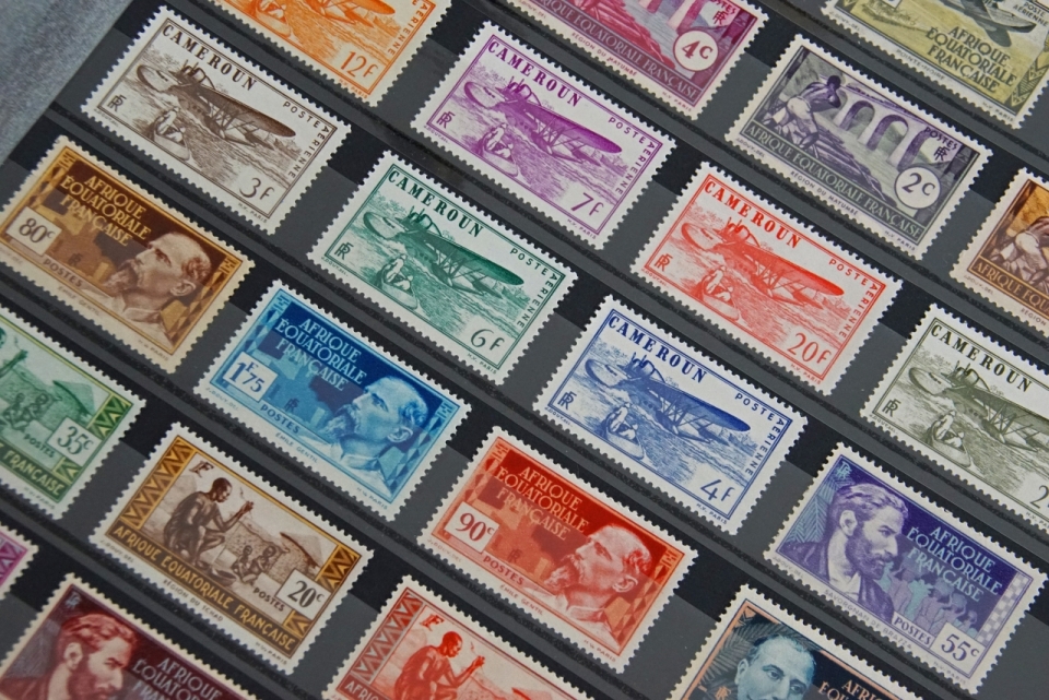 邮政机关发型的各式彩色邮票静物摄影