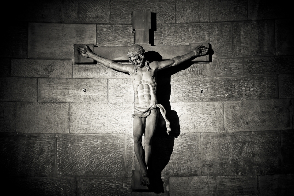 十字架上的耶稣黑白风格摄影