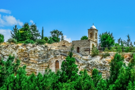 阳光蓝色天空石砖墙壁教堂建筑