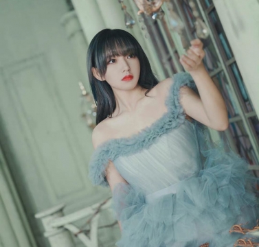 程潇蓝灰发色搭配蓝色婚纱写真图片