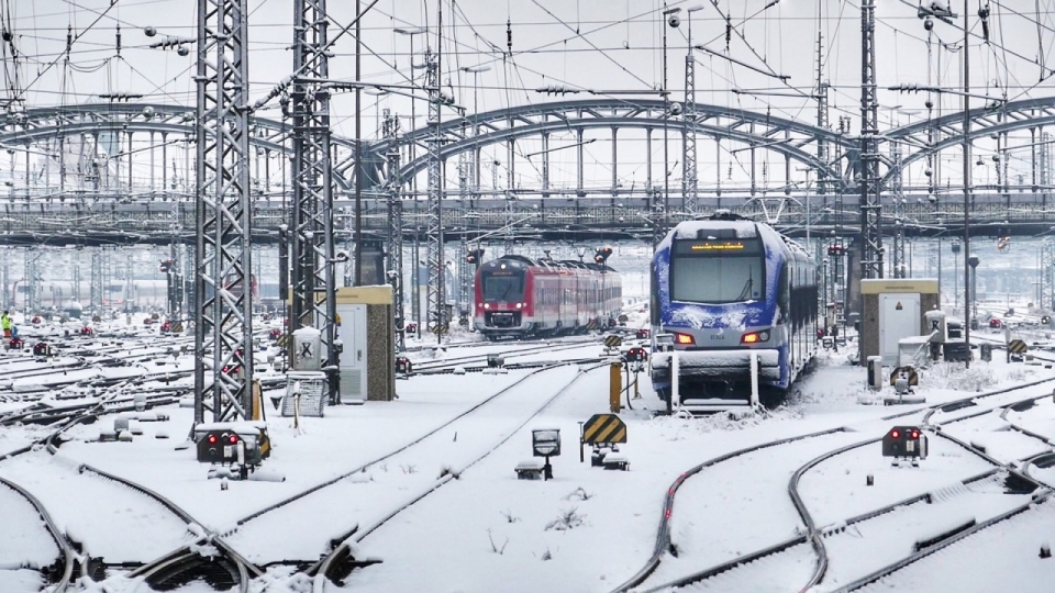 冬天雪后白色城市铁路轨道行驶列车