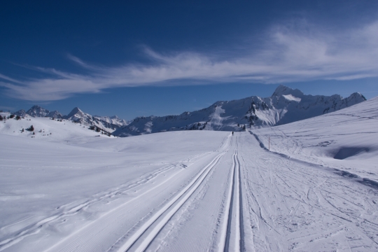 风光摄影_蓝天下冬天雪后白色自然山峰