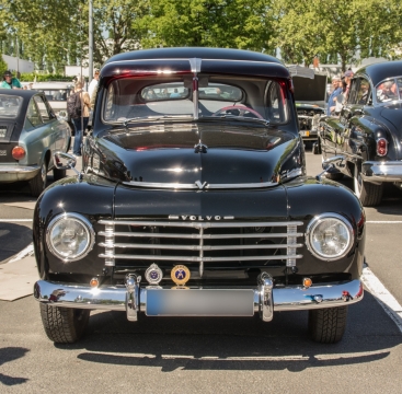 阳光城市街道停车场黑色崭新轿车