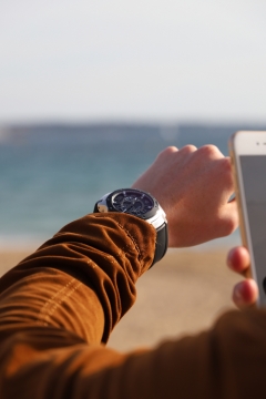 大海沙滩边手表反射阳光光芒