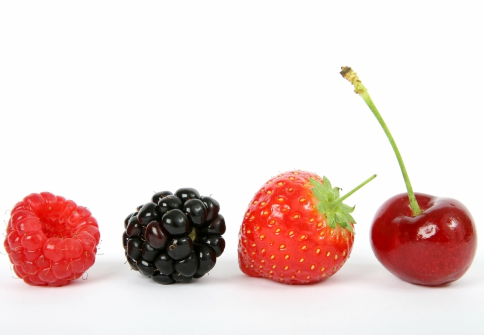 新鲜成熟水果草莓和樱桃静物美食摄影