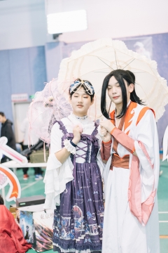 动漫爱好者合影女仆装