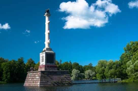 晴朗天气自然树林包围湖泊建筑风光