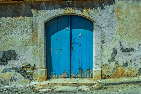 城市古老建筑蓝色破旧木制门