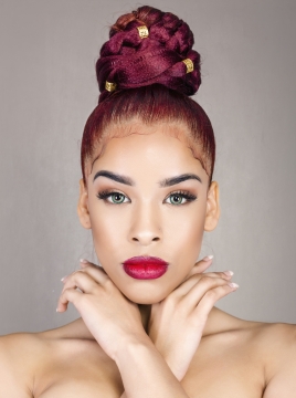 人物摄影_灰色背景时尚发型化妆女性模特