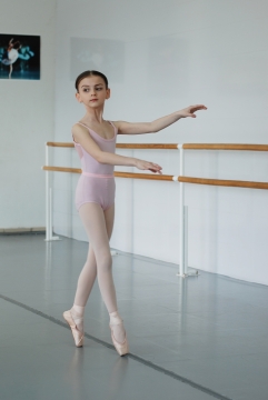 舞蹈房中芭蕾舞儿童演员练习姿态