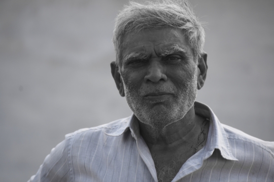 黑白虚化背景穿衬衫老年男性肖像