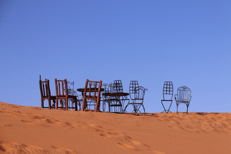 蓝色天空沙滩地面木制椅子