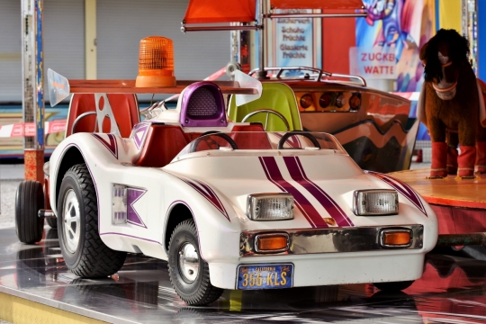 室内展厅停放玩具小汽车可爱造型