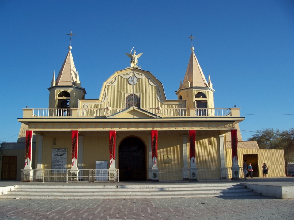 早晨阿尔巴尼亚地拉那教堂建筑正面