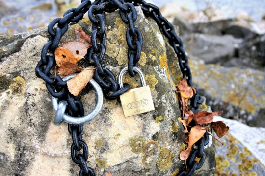 突出岩石上绑着一条用锁锁着黑色铁链