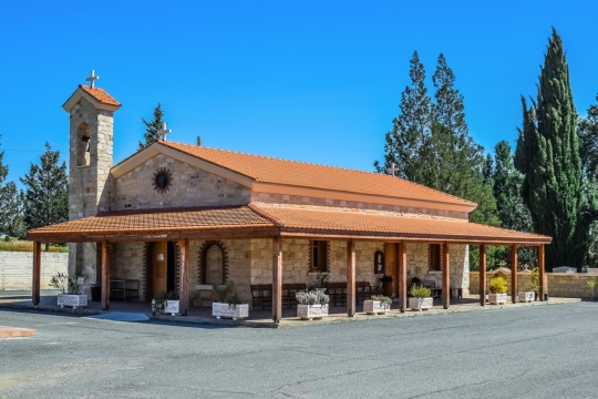 阳光蓝色天空古典教堂建筑