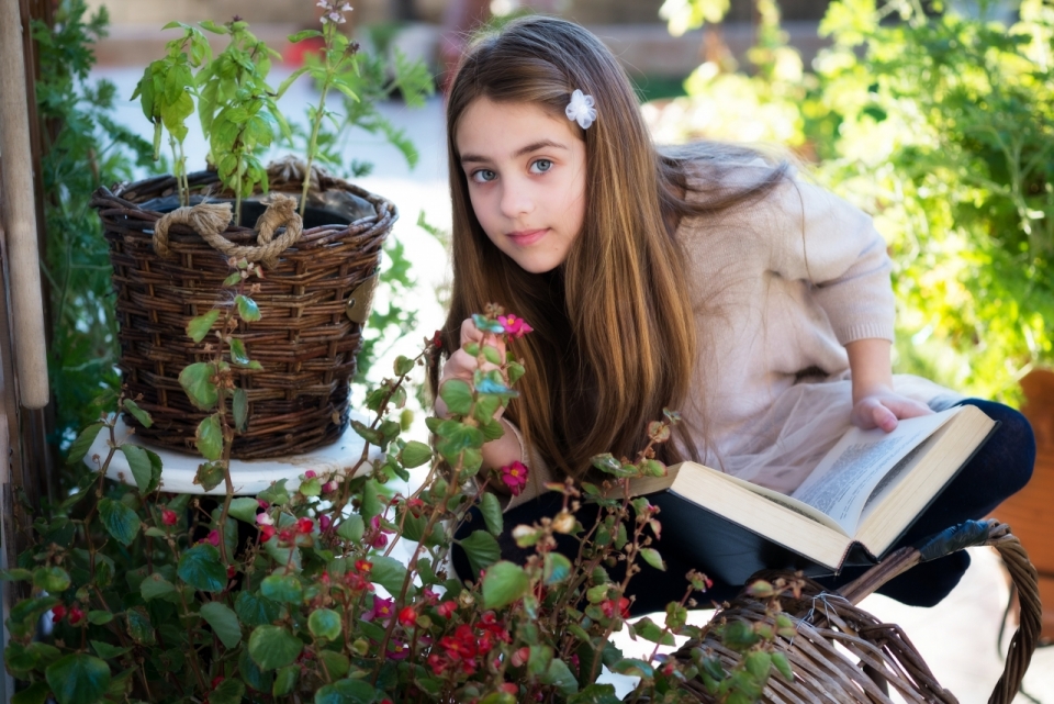 花园花朵植物边读书长发女孩