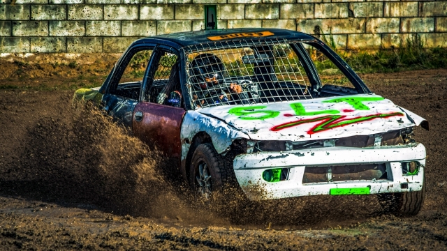 泥塘赛车场中飞驰的越野车