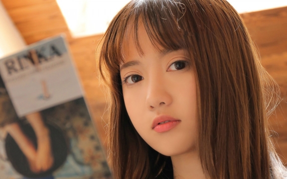 可爱甜美女孩漂亮校服高清桌面壁纸