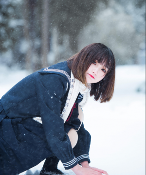 短发小美女深色制服雪地风光