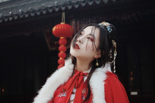 红色节日斗篷汉服美少女