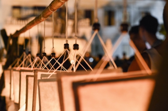 城市街道夜晚照明灯发光