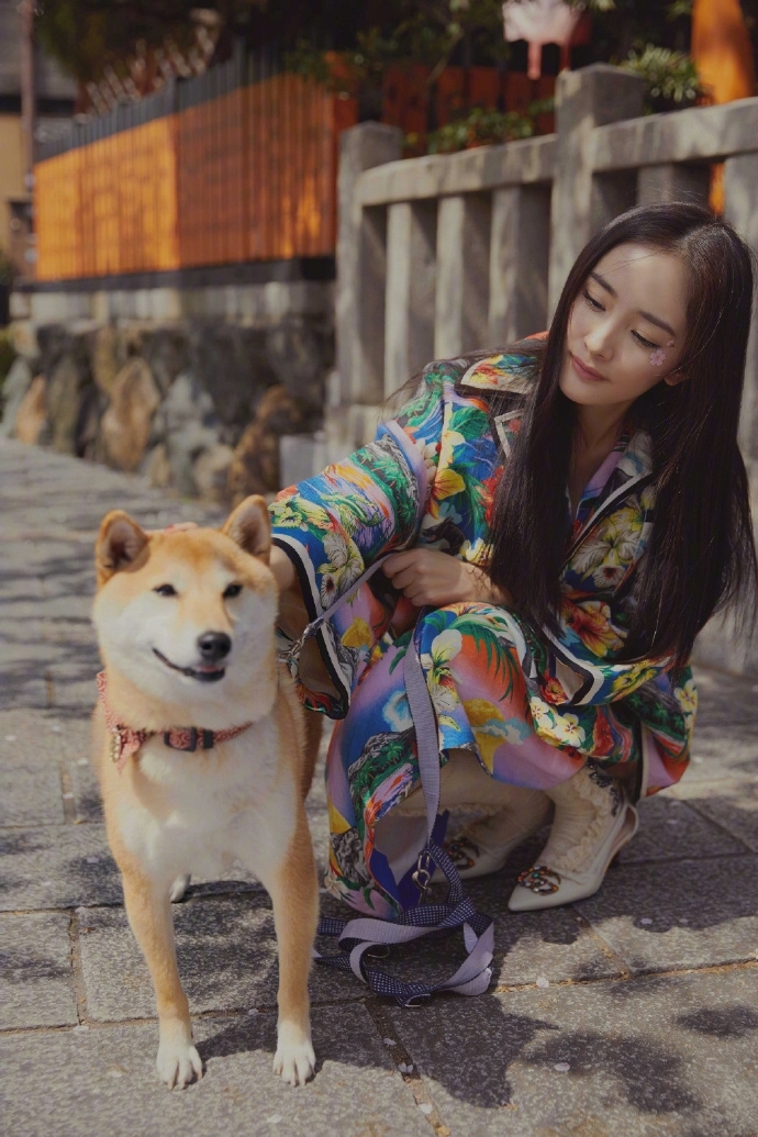 性感美女明星一袭红衣之扇遮唇仙女范写真