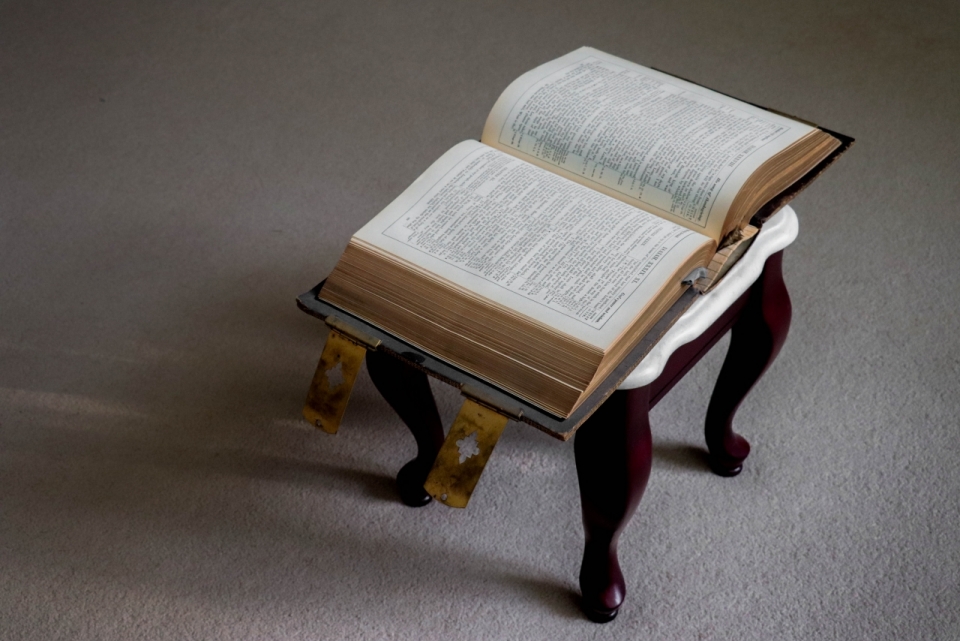 室内木制凳子上翻开文艺古典书本