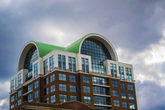 建筑摄影_阴天天空下绿色屋顶高楼现代办公建筑