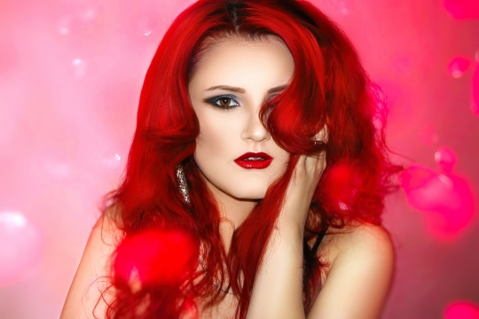 唯美粉色背景红色长发时尚女性