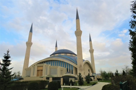 白云覆盖天空圆顶建筑外墙风光