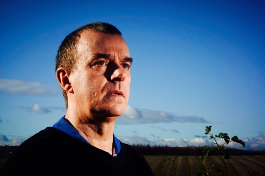 蓝色天空自然户外中年男性