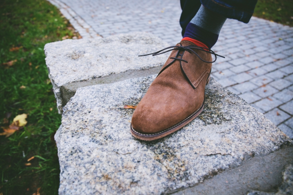 公园道路上时尚鞋子放石阶男性
