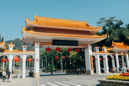 晴朗天气园林景点山门正面风光