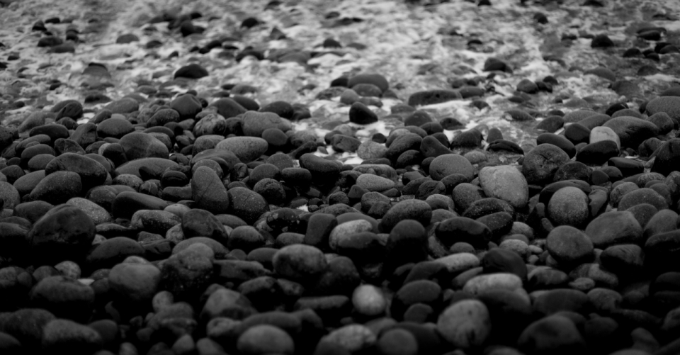 海边鹅卵石黑白摄影