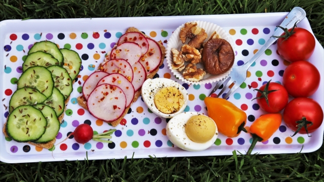 彩色餐盘摆放精致蔬果食物俯视特写