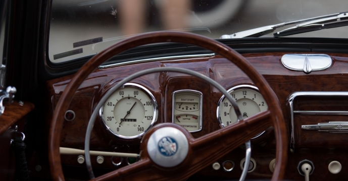 老式汽车光滑红木内饰台方向盘