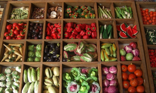 商场货架上蔬菜水果美食摄影